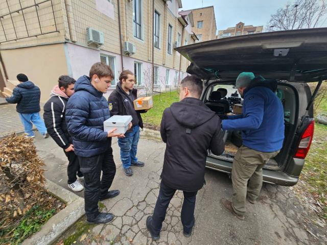 Студенство історичного факультету допомагає розвантажити гуманітарну допомогу